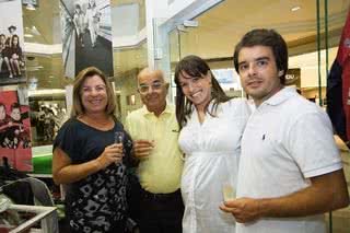 O casal Sônia e Antônio Muffone brinda com a nora Bebel, da Peek-a-Boo e mulher de Tiago Muffone, durante lançamento de coleção da loja. - DÊNIO SIMÕES, GUSTAVO FRONER, ESTÉFANO LESSA, JAQUELINE BARROS, JOÃO P TELES, JORGE CAMPOS, LUCIANE BELIN, LULA LOPES, RUBENS NEMITZ JR., SÉRGIO ALMEIDA, SILVIO ROMERO E TELMO XIMENES