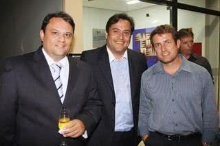 Os irmãos Adriano e Alexandre Matias, da Cygnus Imóveis, recebem o engenheiro Paulo Borges no lançamento do edifício Maribel, em Brasília. - DÊNIO SIMÕES, GUSTAVO FRONER, ESTÉFANO LESSA, JAQUELINE BARROS, JOÃO P TELES, JORGE CAMPOS, LUCIANE BELIN, LULA LOPES, RUBENS NEMITZ JR., SÉRGIO ALMEIDA, SILVIO ROMERO E TELMO XIMENES