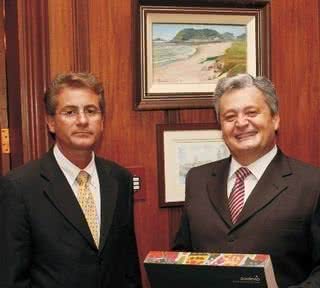 Geraldo França, pres. da Sodexo, e Aldo Famolaro, cônsul-geral do Chile em SP, em evento em prol das vítimas do terremoto no Chile no Palácio dos Bandeirantes, SP. - FERNANDO TORQUATTO, GLAYCON MUNIZ, JOSEMAR ALVES, JUAN GUERRA, PATRICIA TARTARI, PITI REALI, ROBERTO VALVERDE, TANIA ATHAYDE E TOSHIRO SASAHARA