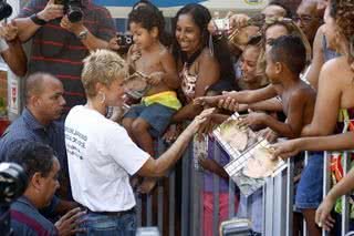 Xuxa atende seus fãs durante tarde do bem - Roberto Filho / AgNews