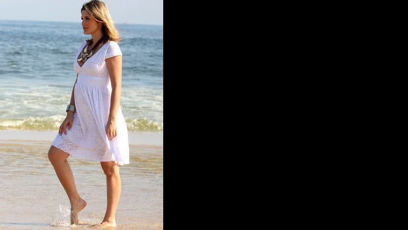 A atriz Flávia Alessandra em ensaio de fotos realizado no final de semana em Ipanema, Rio de Janeiro. Sob o vestidinho, a aparente barriguinha da gravidez - Gil Rodrigues