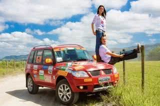 Durante o trajeto da Mitsubishi MotorSports, de quatro horas, Thaila e Paulinho aproveitam uma parada para apreciar a bonita paisagem de São Pedro, no interior paulista - Renata D'Almeida