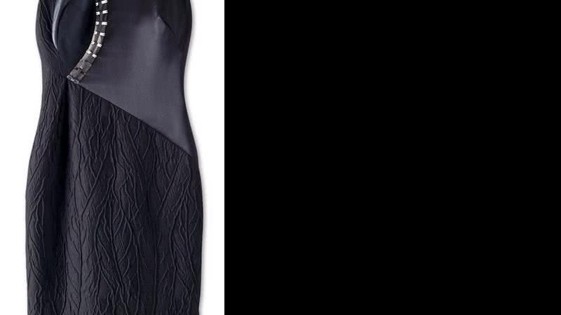 Vestido Versace - Sensualidade é a melhor palavra para descrever seus vestidos. Impossível não se sentir poderosa com um modelito de seda com bordados em metal - Gerson Bittar