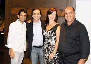 Fernando Abreu e Rosemar Colucci, da Hunter Douglas do Brasil, são ladeados pelos empresários Márcio Cunha e Agapito Palhares, anfitriões na inauguração do showroom da Paper House Exclusive. - ANDRÉ ZÍMMERERE, DANIEL NOGUEIRA, F22 STUDIO FOTOGRÁFICO, GUILHERME PUPO, JADER DA ROCHA, RONNY CAJANGO E WELTON ARAÚJO