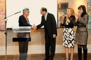 Sob aplauso das mulheres, Luzia Skaf e Cecília Morel de Piñera, Paulo Skaf, pres. da Fiesp, laureia o pres. chileno Sebatián Piñera, em SP. - ANDRÉ VICENTE, FERNANDO TORRES, FLAVIO MARTINS, LILIANE DAQUINO, MARIA CLARA DINIZ, PATRÍCIA DE FREITAS, PETRÔNIO CINIQUE, RODRIGO TREVISAN E WELLINGTON NEMETH