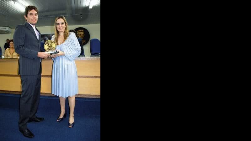 O estilista Ary Rodrigues é homenageado por Daniella Ribeiro, vereadora de Campina Grande, Paraíba, na Câmara Municipal da cidade. - ARIEL COSTA, CECÍLIA FUMANERI, DRIKA VIANNA, EDUARDO LIOTTI, J. URIA, KAUANA BECHTLOFF, KELLY KNEVELS, LEONARDO OMINE, NAIDERON JR., PAULO FAUSTINO