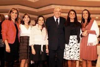 Em Curitiba, Nylcéa Braga Maciel e Júlio Raphael Gomel, ambos do Lar O Bom Caminho, recebem Lídia Mattos Guedes, Michele Zardo, Maria Lucia Espindola e Marília Frederico Abdo em jantar em prol da instituição. - ARIEL COSTA, CECÍLIA FUMANERI, DRIKA VIANNA, EDUARDO LIOTTI, J. URIA, KAUANA BECHTLOFF, KELLY KNEVELS, LEONARDO OMINE, NAIDERON JR., PAULO FAUSTINO