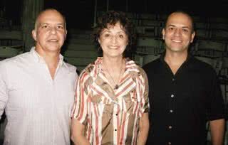 Luís Fernando Rocha e Gleyson Fioravante, da Ferri, que patrocina acessórios da peça Seria Cômico se não Fosse Sério, e a atriz Ana Lucia Torre no Tucarena, SP. - EDUARDO SVEZIA, JOÃO PASSOS, LEANDRO OMINE, NATHALIA PRADO, PATRÍCIA TARTARI, RILDO CUNDIEV, WELLINGTON NEMETH