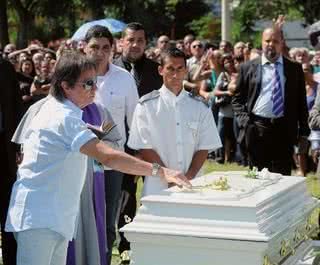 No Jardim da Saudade, Rio, a emoção do cantor diante do túmulo da mãe, morta aos 96 anos de infecção pulmonar - FOTOS: ANDRÉ DURÃO/A.DURÃO FOTOGRAFIA, CLEOMIR TAVARES/ PHOTORIONEWS E ROBERTO VALVERDE