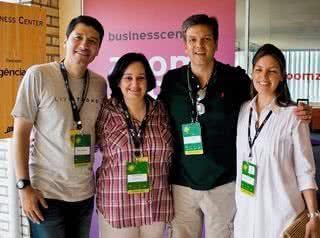 Com o noivo, Silvio Selestinom, Ana Maria Nubié, da AgênciaClick, promove ZoomZoomZoomRoom, experiência interativa no Business Center do Marketing Networking Brasil, e recebe o casal Agrício Neto, da Sky, e Fabiana Silveira, em Floripa. - DÊNIO SIMÕES, DIEGO PISANTE, GUGU GARCIA, GUILHERME PUPO, JADER DA ROCHA, RONNY CAJANGO