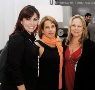 Cida Garcia, da Mais Design, mostra linha para as arquitetas Camila Roder e Cinthia Solto, na feira Office Solution, em SP. - ANDRE CLEMENTE BRANCA TUNCHEL, CELINA GERMER, FRÂNCIO DE HOLANDA, HENRY KAGE, JANETE LONGO, MARIO BOCK, ROBERTA YOSHIDA, SILAS FONSECA E VIVI SPACO