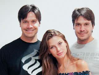 O casal Flavio Mendonça e Annelyse Schoenberger, com o irmão gêmeo dele, Gustavo, visitam a loja Rocawear, em SP. - ANDRE CLEMENTE BRANCA TUNCHEL, CELINA GERMER, FRÂNCIO DE HOLANDA, HENRY KAGE, JANETE LONGO, MARIO BOCK, ROBERTA YOSHIDA, SILAS FONSECA E VIVI SPACO