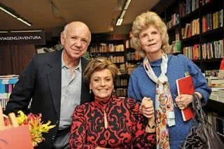 Na Livraria da Vila, SP, Cléa Pilnik, entre o marido, Perez Pilnik, e Marina Lafer, lança Escritos Interessantes Interesseiros Interessados. - ALESSANDRA GERZOSCHKOWOTZ, ANDRÉ VICENTE, BETTO SIQUEIRA, DUDA COVETT, IVAN FARIA, REUTERS, SAMUEL CHAVES, TELMO XIMENES E VERONICA CAMPOS