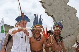 O presidente Luiz Inácio Lula da Silva maneja arco e flecha com índios da aldeia Raposa Terra do Sol, Roraima. - ALESSANDRA GERZOSCHKOWOTZ, ANDRÉ VICENTE, BETTO SIQUEIRA, DUDA COVETT, IVAN FARIA, REUTERS, SAMUEL CHAVES, TELMO XIMENES E VERONICA CAMPOS