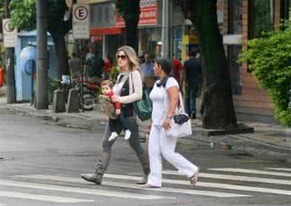 Ingrid Guimarães passeia com a filha nas ruas do Leblon - Fausto Candelaria/AgNews