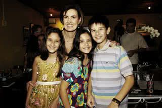 Fátima Bernardes com os filhos trigêmeos, Beatriz, Laura e Vinicius - Arquivo Caras