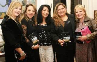 Anabel Sampaio felicita Maria Emilia Genovesi, que assina o prefácio, Jane Rossi, organizadora, Dyandreia Portugal, criadora da capa, e Silvia Bruno Securato, da Oficina do Livro, na Casa das Rosas, em São Paulo. - EDUARDO SCHNEIDER, FÁBIO MOREIRA SALLES, FAUSTO TAKAO, FERNANDO CAVALCANTI, LEBUZATO, LETÍCIA BERINGHS BARONI, MARCELO MUG, MARCOS LEMOS, MARCIA TAVARES, MÁRCIA CHARNIZON FOTOGRAFIA, REINALDO FEURHUBER