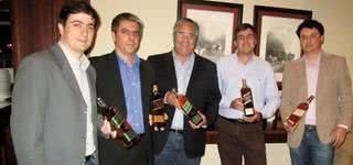 Fernando Gurgel (2º esq. p/ dir.), embaixador da Johnnie Walker no Brasil, recebe Marcos Donegá, Waldomiro Fávero Netto, Ulisses de Toledo e Lincoln Castro para degustação, em Pinhais (PR). - DANIELLE SOMMER, FERNANDA RODRIGUEZ, GERSON LIMA, GUSTAVO FRONER, GUILHERME PUPO, JULIANY DUARTE, LULA LOPES E MARCIO TREVISAN