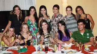 Pollyane Rocha (sentada, ao centro) comemora 28 anos entre Tatiane Prado, Melissa Bernadeli, Elaine Rodrigues e Emanuel Ormond, sentados, e, em pé, Ximena Campos, Giovana Fonseca, Jacqueline Mello Pereira, Fabiana Reá, Andressa Favaro e Janille Castro, em - DANIELLE SOMMER, FERNANDA RODRIGUEZ, GERSON LIMA, GUSTAVO FRONER, GUILHERME PUPO, JULIANY DUARTE, LULA LOPES E MARCIO TREVISAN