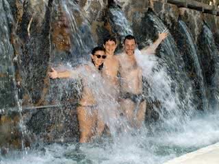 Calloni relaxa com o filho, Pedro, e a mulher, Ilse, em gostoso banho de cachoeira. - FRANCISCO CEPEDA