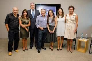 Após anunciar os novos projetos, Mauricio de Sousa, ao centro, festeja com o irmão Marcio Araujo, a filha Mônica, José Luiz Bartolo, a mulher, Alice Takeda, e as filhas Marina e Vanda. - RENATA D'ALMEIDA