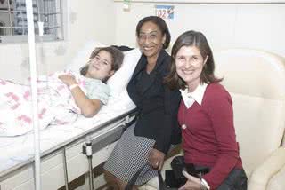 Maria Lúcia do Nascimento e Ety Cristina Forte Carneiro com uma paciente do Hospital - Divulgação