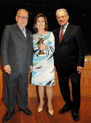 Ao lado de Marcos Vilaça, da ABL, Ruth Niskier mostra seu troféu na categoria Cultura, concedido pelo Conselho Nacional de Mulheres do Brasil, e ganha o carinho do marido, Arnaldo Niskier, no Rio. - BRUNO STUCKERT, HELOISA BALLARINI, IVAN FARIA, LUCIANA FARIA PREZIA, LULU PINHEIRO, MANUELA CARDELARI, MARINA DEIENO E ROBSON MENDES