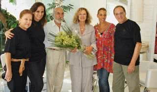 O casal Jacques e Janine Goossens (centro), da rede de salões, promove, com o hair stylist Mário Merlino, dia de beleza para idosos assistidos pelo Projeto Velho Amigo, dirigido por Maria Thereza Cunha Pereira, Regina Helou e Regina Moraes Waib, SP. - FABÍOLA CERQUEIRA, IVAN FARIA, LEANDRO OMINE, MATHIAS COARACY, MONICA PEGADO, RENATA BONETTI, RENATA D'ALMEIDA E RODRIGO SAMPAIO