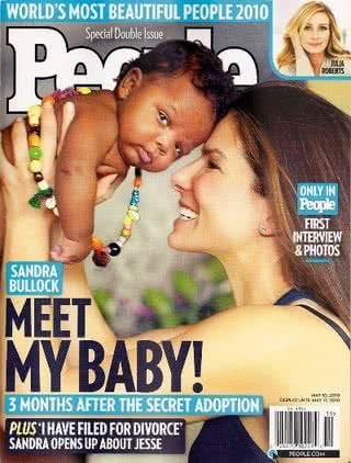 Sandra Bullock é mãe - Reprodução Revista People