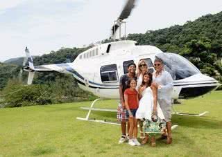 Com o filho, Samuel, a atriz chega a Ilha de CARAS de helicóptero ao lado do amado, Marcos, da caçula dele, Giulia, de branco, e de Bruna, amiga da enteada - IVAN FARIA, PAULO MARCOS/8000 FOTOGRAFIA; PRODUÇÃO: ANA LUIZA VEIGA