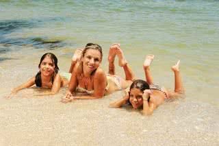 Na praia, Anna se diverte entre as filhas, Helena e Alice, do casamento com Heitor Martinez. - RENATO VELASCO/RENATO M. VELASCO COM E FOTOG.