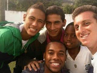 Luciano Huck com Robinho, Neymar, Ganso e o menino Richard - Reprodução/Twitter