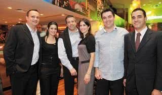 Roberto Vallandro, Fabiana Arruda, Oswaldo Martins Netto e sua Joyce, Wagner Tofanello e Eduardo Junior comemoram o Applebee's no Itaim Bibi, SP. - ANDRÉ VICENTE, CLÉBER DE PAULA, DANI NOGUEIRA, GISELE PEREIRA, LUCIANA PREZIA, MILTON SILVA