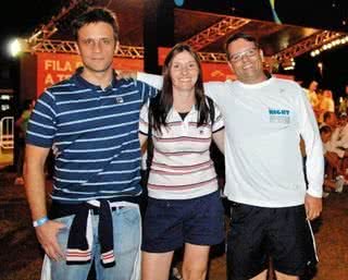 Diogo Guimarães, Camila Bessa e Tiago Furtado, todos da Fila, na corrida noturna Fila Night Run, em Brasília. - ANDRÉA ZAYTI, ANDRÉ SANCHES, IANO ANDRADE, LUANA PEIXOTO, MAURO AZEVEDO, MICHEL PAZ FRANTZESKI, MICHELE DI FEDERICO, SAULO LUZ E WELL DOS SANTOS