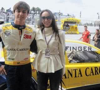 Na etapa curitibana da Stock Car, o piloto Lucas Finger confraterniza com a sommelier Camila Podolak. - ANDRÉA ZAYTI, ANDRÉ SANCHES, IANO ANDRADE, LUANA PEIXOTO, MAURO AZEVEDO, MICHEL PAZ FRANTZESKI, MICHELE DI FEDERICO, SAULO LUZ E WELL DOS SANTOS