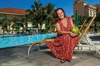 A atriz global relaxa e degusta água de coco na área da piscina do Royal Palm Plaza Resort, em Campinas. - Rogério Albuquerque