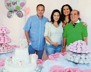 Na mesa de doces, os casais Jayme e Tânia e Lilian e Renato. - CAROL FEICHAS/4COM FOTOGRAFIA