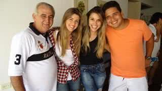 Sr. Antonio Carlos Stefanelli (pai da Irís), Irís Stefanelli, Flavia Viana e Raphael de Moraes - Divulgação