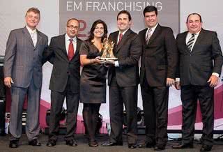 Andrea Mota e Artur Grynbaum, de O Boticário, ao centro, recebem troféu Destaque Franqueador do Ano, em SP, em evento com Delfino Golfeto, da Água Doce Cachaçaria, Altino Cristofolleti Jr., da Casa do Construtor, Ricardo Bomeny, da Ass. Bras. de - EDU FEIJÓ, GABRIELA D'ANDREA, HELTON GRAFITI, JAIR BERTOLUCCI, LUCIANO TREVISAN, NATHALIE COLAS E PAULO VIEIRA