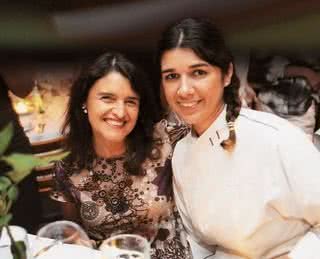 A cantora Suzana Salles prestigia a chef Daniela França Pinto, do Lola Bistrot, em evento da Knorr e Nokia, SP. - BRANCA TUNCHEL, CíNTIA SANCHEZ, ELVIS FERNANDES, FÁBIO ZANZERI, JANETE LONGO, LUCIANA PREZIA E MARÚCIA KINTSCHEV