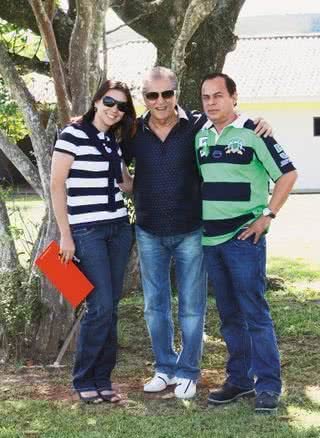 Vanessa Zanetti decora o sítio de Carlos Alberto de Nóbrega, em Sorocaba, ao lado do diretor Valter Leite. - BRANCA TUNCHEL, CíNTIA SANCHEZ, ELVIS FERNANDES, FÁBIO ZANZERI, JANETE LONGO, LUCIANA PREZIA E MARÚCIA KINTSCHEV