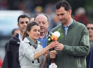 Príncipe Felipe de Astúrias dá flor à mulher, princesa Letizia, em Santiago de Compostela. - ALESSANDRA GERZOSCHKOWITZ, CAROLINE DANTAS, JULIANA VICTORINO, MAGDA NASCIMENTO, OVADIA SAADIA E REUTERS