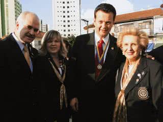 O casal Reinaldo Domingos e Loreta, o prefeito de SP, Gilberto Kassab, que inaugura Marco Rotário, e Sylvia Moraes Passarelli, do Rotary Club de SP. - ALESSANDRA GERZOSCHKOWITZ, CAROLINE DANTAS, JULIANA VICTORINO, MAGDA NASCIMENTO, OVADIA SAADIA E REUTERS