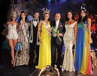 Aline, Anabel, Jonas e Luciana com o presidente do baile, Ivan, Luiza e Denise. - CADU PILOTTO