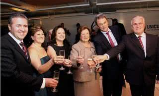 Eric David Cohen (5o esq. p/ dir.), reitor da Unicuritiba, brinda 60 anos da instituição com Maria Cianci Vianna (de bege) e os filhos dela, Danilo, Tânia Regina, Rosa Maria e Milton. - ANDRÉ ZIMMERER, DÊNIO SIMÕES, JADER DA ROCHA/RAVI STUDIO FOTOGRÁFICO, LIANE NEVES / LIANE NEVES FOTOGRAFIAS, LUIZ GUSTAVO GARCIA, NICOLA, PAULA CARVALHO, ROGÉRIO THEODOROVY E RONNY CAJANGO