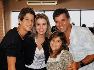 Ana Carolina Gonçalves recebe o carinho dos filhos, Gabriel e Júlia, e do marido, Carlos Resende, pelos seus 37 anos, em Brasília. - ANDRÉ ZIMMERER, DÊNIO SIMÕES, JADER DA ROCHA/RAVI STUDIO FOTOGRÁFICO, LIANE NEVES / LIANE NEVES FOTOGRAFIAS, LUIZ GUSTAVO GARCIA, NICOLA, PAULA CARVALHO, ROGÉRIO THEODOROVY E RONNY CAJANGO