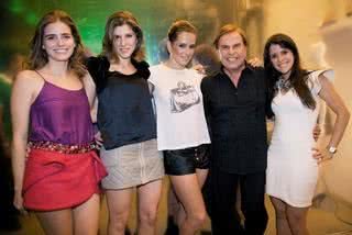 Deborah Secco após desfile da Anamac entre as donas da loja, Tatiana Machado e Uliana Porto (4o esq. p/ dir.), Lázaro Medeiros e Gisela Frank. - ANDRÉ ZIMMERER, DÊNIO SIMÕES, JADER DA ROCHA/RAVI STUDIO FOTOGRÁFICO, LIANE NEVES / LIANE NEVES FOTOGRAFIAS, LUIZ GUSTAVO GARCIA, NICOLA, PAULA CARVALHO, ROGÉRIO THEODOROVY E RONNY CAJANGO