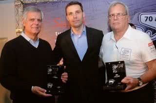 Rodrigo Anzanello (centro), da Orient, dá a Caio Luiz de Carvalho e Roberto Seixas relógios inspirados no Autódromo de Interlagos, em SP. - CARLA LAMBERTE, CINTIA SANCHEZ, FÁBIO THELLES, FERNANDO MUCCI, GIL FUENTES, LETÍCIA BUZATO, MÁRCIA STIVAL, MIDORI DE LUCCA, PITI REALI, RAFAELLA SILVA, RAYMOND MÉIER E VERÔNICA CAMPOS