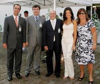 Aldo Leone Filho (centro), da Agaxtur, e sua bela Patrícia, são laureados por Marcos Santini, César Floriano e Renata Cypriano no fim da temporada da MSC Cruzeiros. - CARLA LAMBERTE, CINTIA SANCHEZ, FÁBIO THELLES, FERNANDO MUCCI, GIL FUENTES, LETÍCIA BUZATO, MÁRCIA STIVAL, MIDORI DE LUCCA, PITI REALI, RAFAELLA SILVA, RAYMOND MÉIER E VERÔNICA CAMPOS