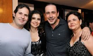 O empresário Alexandre Roesler celebra 40 anos com a mulher, Renata, e o amigo Eduardo Lobo na casa da mãe, a galerista Nara Roesler, em SP. - CELINA GERMER , CLEIBY TREVISAN, DENI BLOCH, DORIVAL ROBERTO ZUCATTO, FÁBIO ZANZERI, LARA VALENTE, LIZA MARIA , MARINA MALHEIROS , RAFAELLA SILVA E RONALDO FRANCO